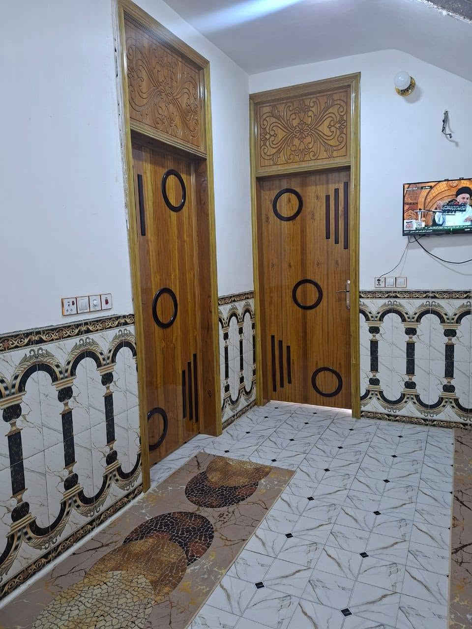 السلام عليكم 
دار للبيع ١٠٠متر البوبيات عمود ١٢٠ شارع محطه الغسل عرض الفرع ٧متر يبعد عن الامام 6كم
صب مسلح طابو زراعي سند ٢٥
متكون من
استقبال 
مطبخ
صاله
غرفه
صحيات عدد٣
بيتونه ٦امتار
السعر ٨٥ وبي مجال 
***********
***********
