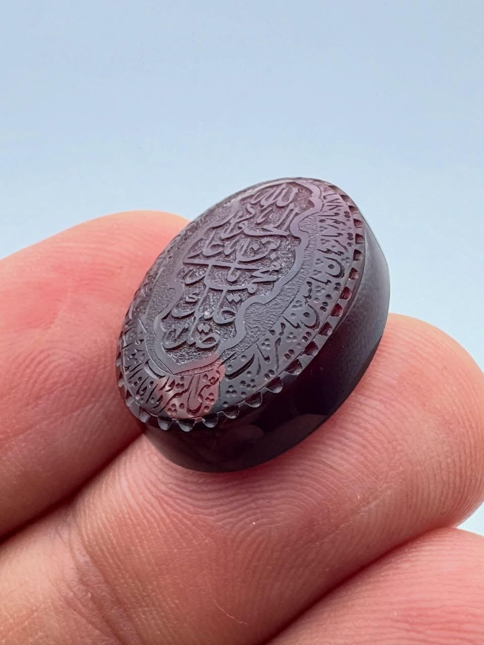 النقش اليدوي على حجر العقيق اليماني 
الكرزي 💎 
التصميم والفن على الحجر  
بلمسات يد مميزه من النقش اليدوي 
الاحترافي 🪬
قياس الحجر 22.5*18 ملم 
نقش على الحجر 👇🗒️
صل الله عليك يامحمد بن علي الجواد
يَا نُورُ يَا بُرْهَانُ يَا مُبِينُ يَا مُنِيرُ يَا رَبِّ اكْفِنِي الشُّرُورَ وَ آفَاتِ الدُّهُورِ وَ أَسْأَلُكَ النَّجَاةَ يَوْمَ يُنْفَخُ فِي الصُّورِ‌. 
نقش الاستاذ توحيد 
للطلب والاستفسار التواصل على رقم الواتساب *********** 
متوفر توصيل لجميع المحافظات وخارج العراق 
#بغداد #البصرة #كربلاء #عقيق_يماني #خواتم
