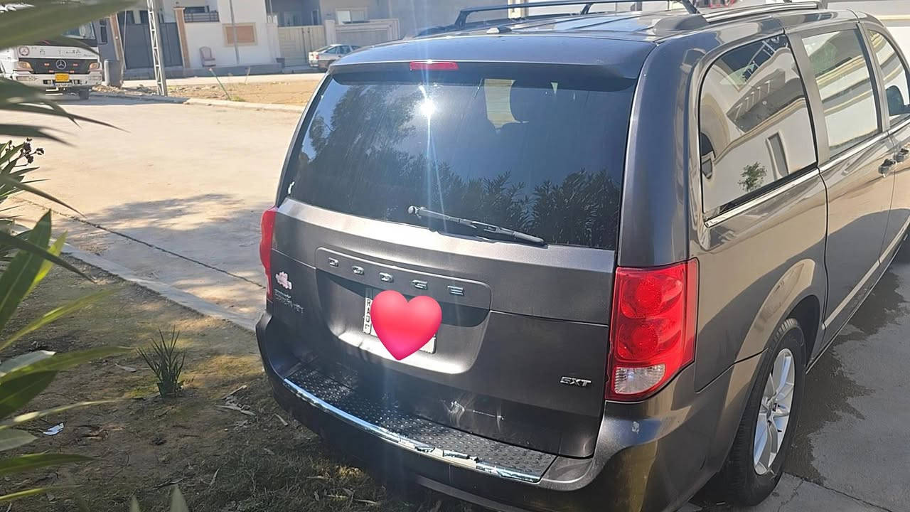 السلام عليكم دوج كرفان 2020 للبيع
رقم نينوى  
مواصفات  الفئهSXT
محرك 6 سلندر حجم 3.600
سياره 7 راكب 
تبريد مركزي 3 قطع +تدفئه
شاشه قلاب وكامره خلفيه 
تحكمات ستيرن مثبت سرعه 
شاشه اعطال 
كشنات جلد 
بيبان كهرائيه 
تشغيل عن بعد 
فتح ابواب عن بعد  
جام كله كهرباء
كشنات سياحي بلع مفصوله 
فرس وسطي  
نضام ايكو سياره اقتصاديه 
السياره وارد امريكي 
ولا حادث داخله كلين  
بل العراق 
بيها جاملغ النفر ونصف باب النفر 
كير مبدل جديد 
مكينه معمر فقط رواجز
عليها ادامه كامله  
السونار مرفق مع الصور 
سعرها 173 وبيها مجال للشراي
مكاني 📍موصل 
***********
بل عافيه عل ياخذها
