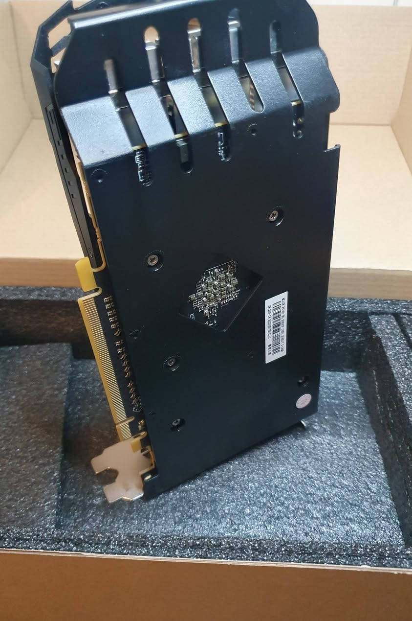 كارت شاشة AMD Radeon RX 580 بسعة 8 جيجابايت من إصدار العلامة التجارية MLLSE. 
المواصفات الفنية الرئيسية:

المعالج الرسومي (GPU): AMD Radeon RX 580، وتحديداً إصدار 2048SP.

الذاكرة: 8 جيجابايت من نوع GDDR5 بواجهة ذاكرة 256 بت.

نظام التبريد: مزود بمروحتين (Dual Fan) مع مبدد حراري من الألومنيوم لضمان استقرار الحرارة أثناء التشغيل.

واجهة التوصيل: PCI Express 3.0 x16.

منفذ الطاقة: يتطلب عادةً وصلاً خارجياً بـ 6 أو 8 دبابيس (pins) حسب الإصدار الدقيق. 

معلومات إضافية:

الأداء: يعتبر خياراً اقتصادياً جيداً للألعاب بدقة 1080p.


**إذا كنت صاحب هذا الإعلان وتريد حذفه لأي سبب، رجاءا أرسل رسالة إلى الدعم الفني**