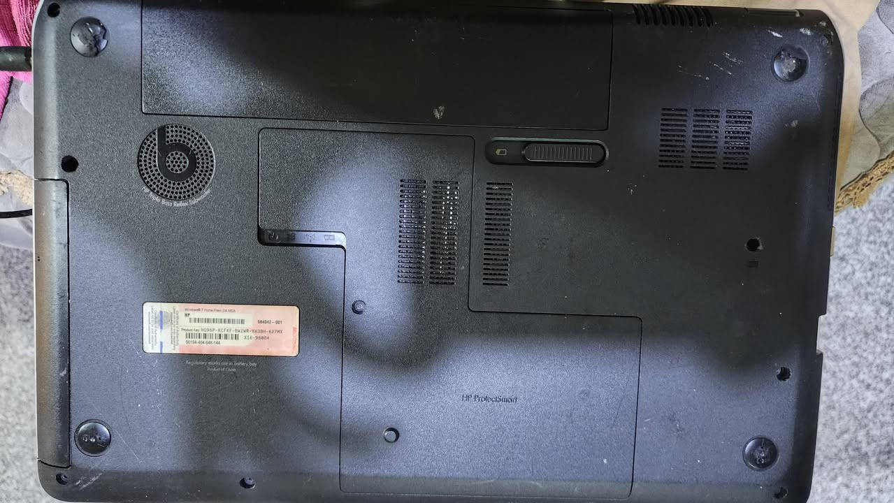 حاسبة hp هياتها مواصفاتها سعرها ١٥٠ الف دينار 
سعر مال واحد يريد يتخلص منها وقابل للتفاوض عطولات داخلية ماكو مجرد الكيبورد منزوع منة مفتاحين 
سبب البيع : اريد اجيب وحدة اجدد
 تفيد للدراسة كلش
والشغل ومساحتها زينة
للاستفسار واتساب : ***********
