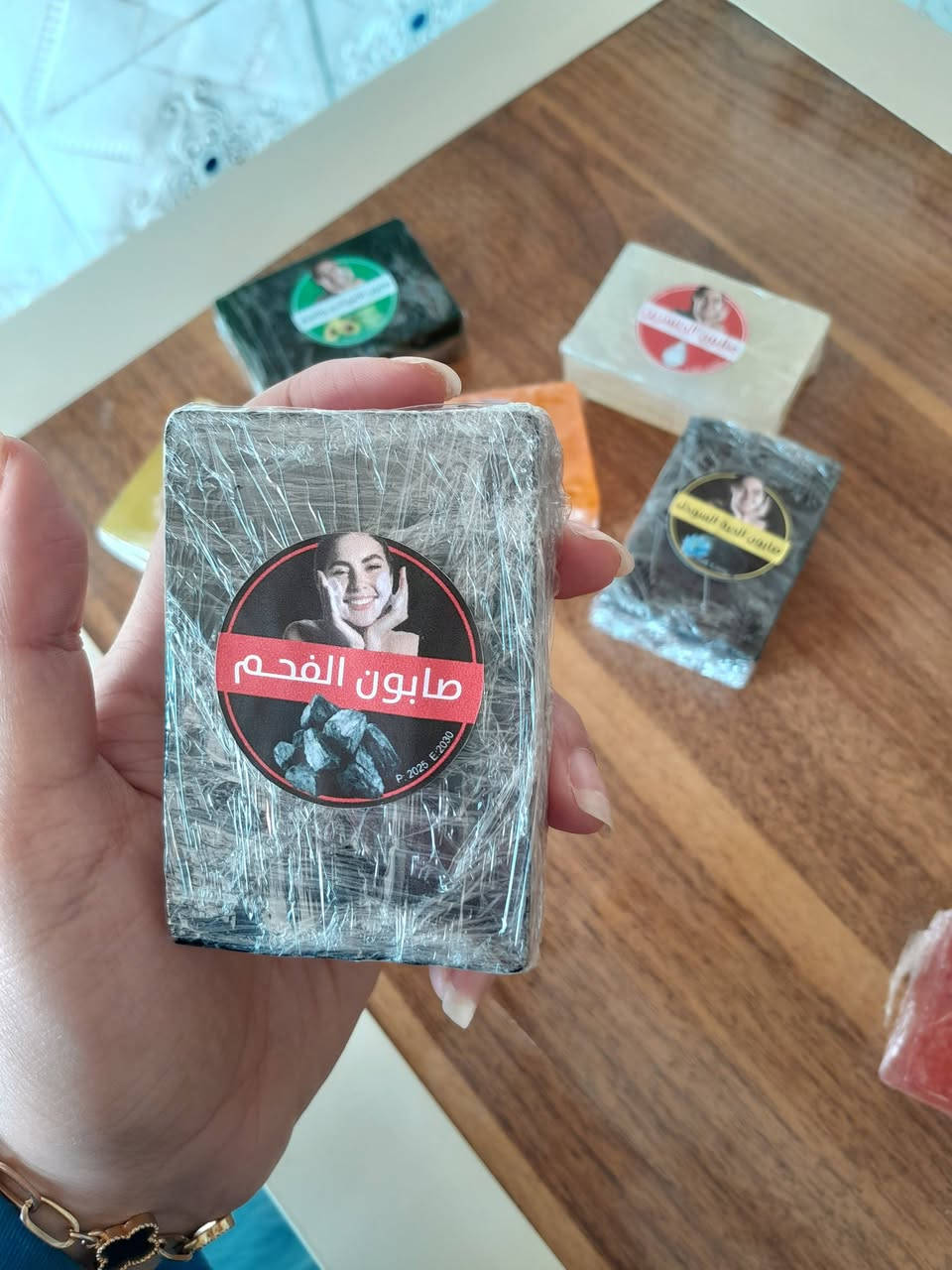 مجموعةمن الصابون الغنيه بالفيتامينات والكولاجين للبشره 
صابونة الكولاجين / تنضيف عميق ولطيف للبشره وتقلل التجاعيد 
صابونة الفحم /تنضيف عميق للبشره وتعالج حب الشباب وتقشير البشره وتنعيمها وتفتيح وتوحيد لون البشره 
وتستخدم مرطب بعدها لان تسبب جفاف للبشره الجافه والحساسه  بما ان صابونة الفحم تمتص الزيوت بكفاءه عاليه

صابونة زبدة الشيا/ تنضيف لطيف وترطيب عميق ومناسبه بشكل خاص للبشره الجافه والحساسه 
صابونة الحبه السوداء/علاج حب الشباب والبثور  وتفتيح البشره وتوحيد لونها 

صابونة لبان الذكر / تنضيف البشره بعمق وتفتيح البقع الداكنه  وتحفيز الكولاجين لشد البشره ومحاربة التجاعيد 

صابونة الجلسرين /مناسبه لجميع انواع البشره لطيفه ع البشره وعلاج التهابات  وتنظيف معتدل ونظاره للبشره

صابونة  الافوكادو والصبار/ ترطيب عميق ولطيف للبشره  تغذية البشره وتجديد الخلايا مكافحة الشيخوخة  وتوحيد لون البشره 

العنوان بابل  الحصوه مقابل الجسر قرب شارع الباويه
***********
***********
