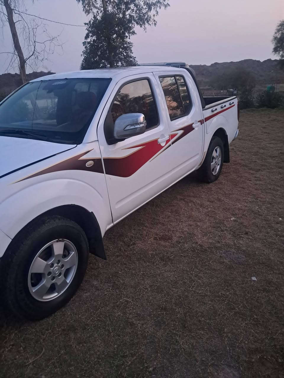 نيفاره موديل ٢٠١١
رقم بغداد كير اوتوماتيك 
محرك كير حدايه مكفوله 
السياره متجايه 
***********
