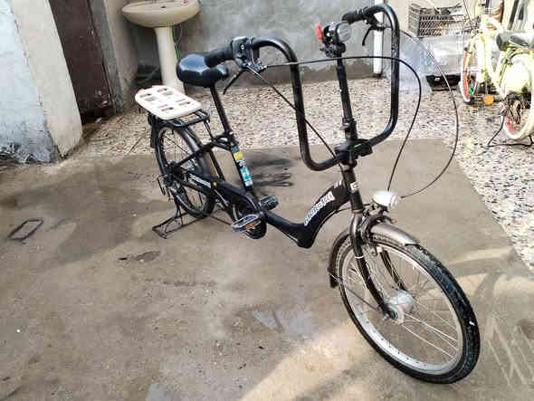 السلام عليكم بايسكل برجستون للبيع السعر ١٥٠ مكان بغداد المشتل بايسكل جديد كلة شغال الشراي يتصل عل رقم ورجائن المو شراي لا يتعبني ***********
