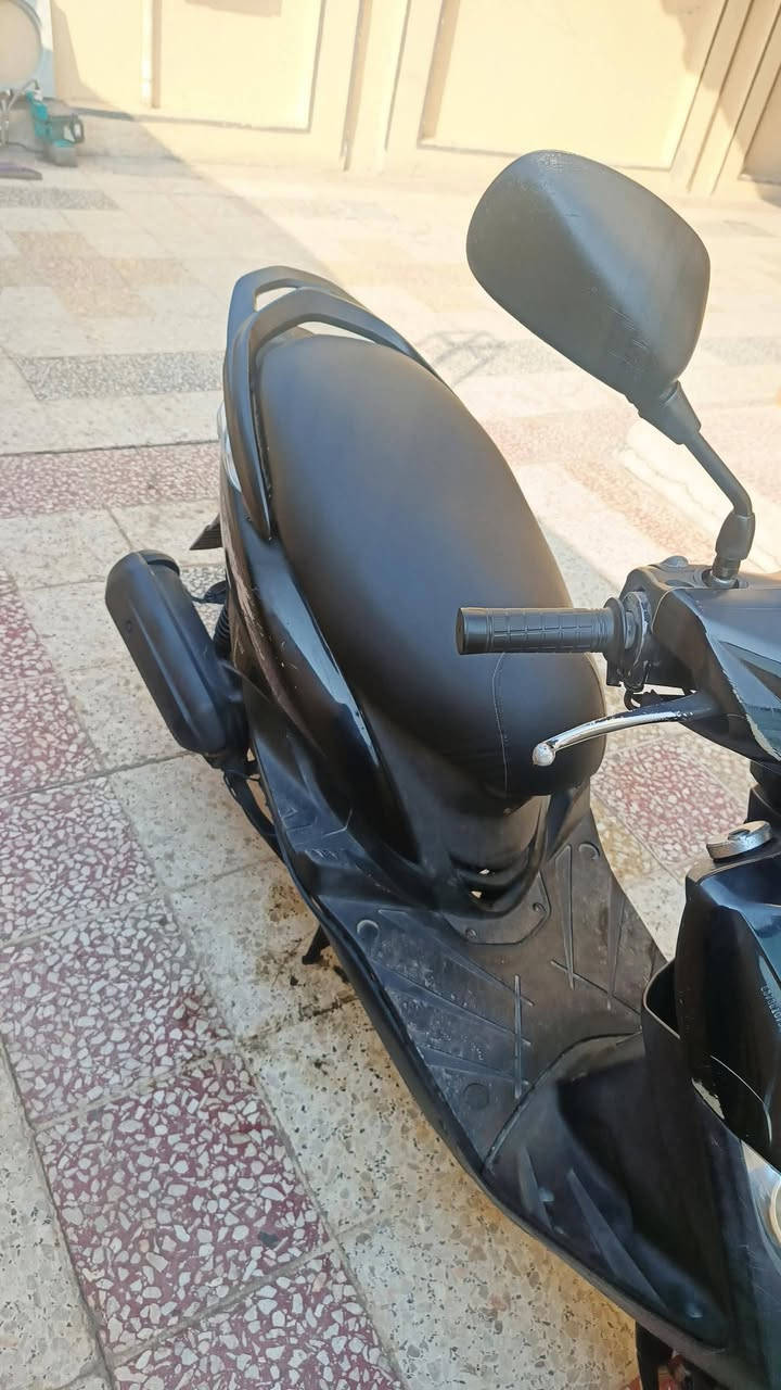 السلام عليكم دراجه ماكس ثعلب 140 كفرات مختمه ختم واحد بلاديه مكينته حلوه ورزنه شاده باتري جديد الكهربائية كله شغاله بس الكيج مال سرعة و بانزين مايشتغل الدراجه حلوه وخير من الله السعر 650وبيه مجال العنوان بغداد الكريعات قسم البلدي الكويتي الرقم ***********
