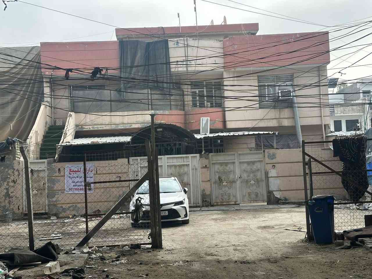 سلام عليكم دار للبيع تابع للسكك  مساحة الدار الكلية 125 م  في الشالجيه قرب مدرسه باب العلم قرب شارع المطار المثنى موقع الدار جيد قريب على العطيفيه الحريه ساحه عدن الكاظميه المنصور كله قريب   ثلاث مشتملات مفصولات بناء 2016 بحاله جيده  الاستفسار مع صاحب الدار *********** واتساب فقط
