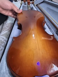 كمان ٤/٤ • بحالة جيدة • قوس وصندوق