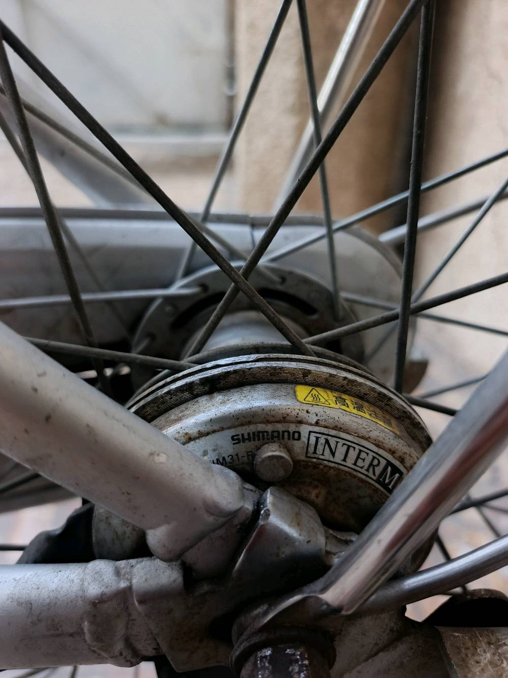 هذا البايسكل من ماركة "شيمانو"، مثالي للتنقل اليومي والرحلات القصيرة داخل المدينة. التصميم الأنيق والإطار المتين يجعلان من استخدامه تجربة مريحة وآمنة. يحتوي على ناقل حركة داخلي لسهولة التبديل بين السرعات وفقًا للحاجة. توفر السلة الخلفية مزيدًا من المساحة لحمل الأغراض الشخصية بسهولة.