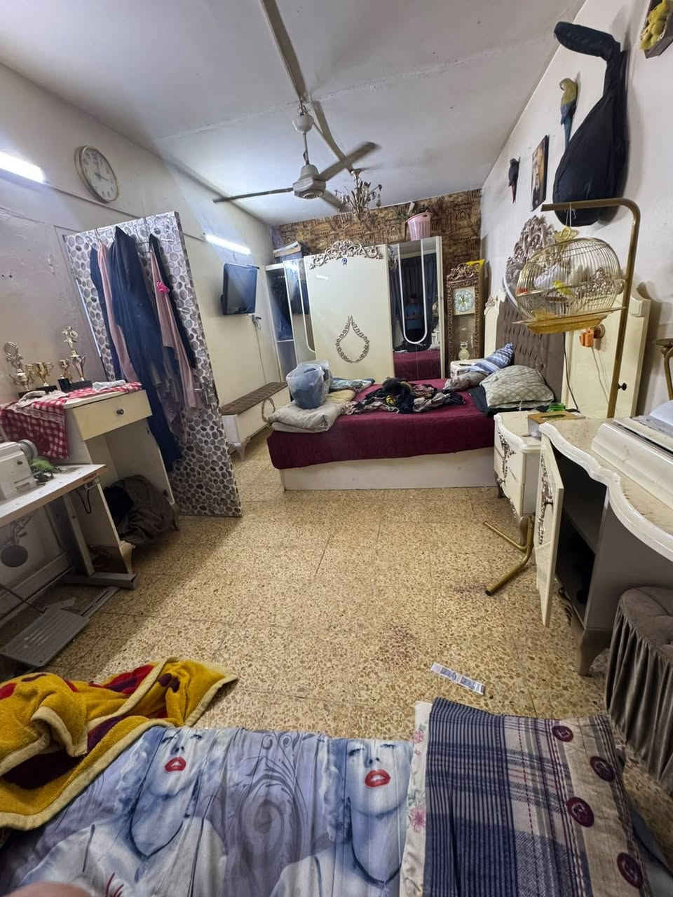 السلام عليكم نص  شقة ببناء اضافي  ديوان  حسب الاتفاق المكان الدورة الصحة خلف مركز بلاط الشهداء الصحة  غرف نوم 2 صالة ومطبخ ومخزن  اضافي خارجي 
وتحتوي على طرمه للعلم البناء مضاف الها ليس تجاوز
للمراوس أو للبيع  
هاتف ***********

