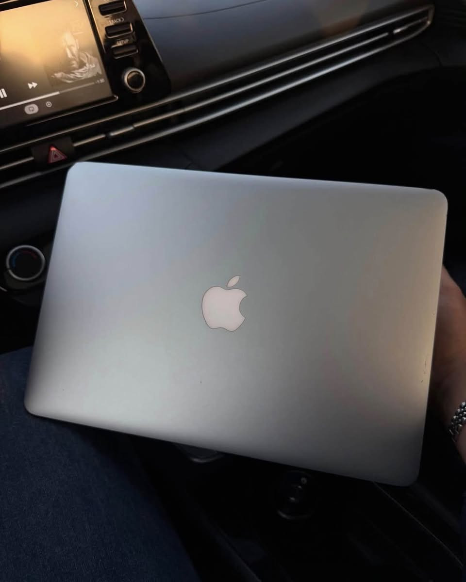 ‏سلام عليكم MacBook Air 2017 ￼
كلش جديد مشحون 80 مره
كامل ملحقات 
مراوس مبايل ايفون فقط


**إذا كنت صاحب هذا الإعلان وتريد حذفه لأي سبب، رجاءا أرسل رسالة إلى الدعم الفني**