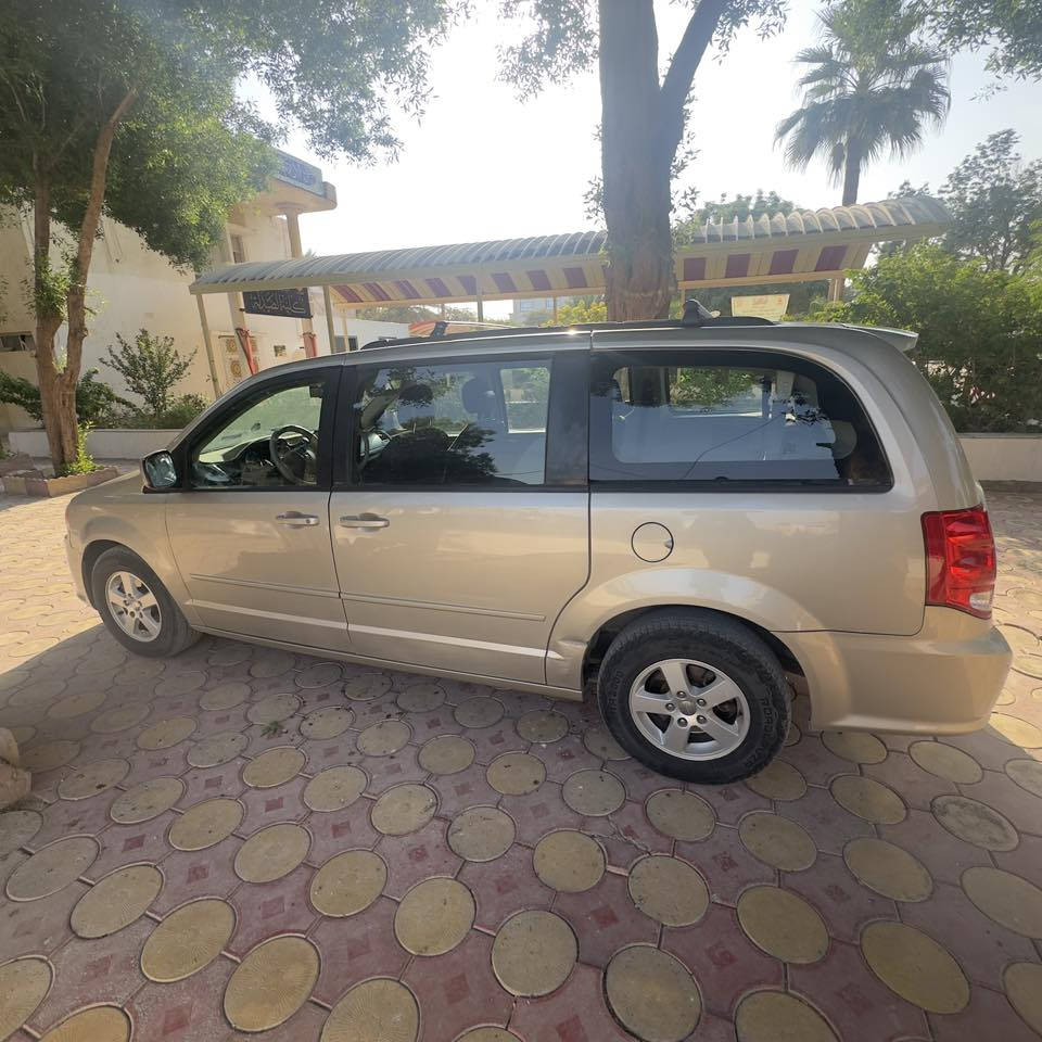 � للبيع: دوج كرفان Dodge Caravan

سيارة عائلية مريحة وعملية، مناسبة للاستخدام اليومي والسفر، بحالة جيدة وجاهزة للاستخدام.

المواصفات:
• الموديل: دوج كرفان
• سنة الصنع: 2013
• المحرك:/ 3.6L]
• ناقل الحركة: أوتوماتيك
• الوقود: بنزين
• عدد الركاب: 7
• اللون الخارجي: ذهبي
• اللون الداخلي: كشنات سود 
• الممشى: [116] م

المزايا:
• تبريد 3قطع أمامي وخلفي
• أبواب جانبية سلايد كهرباء 
• شاشة اندرويد 
• مقاعد مريحة وقابلة للطي
• استهلاك وقود اقتصادي
• السيارة نظيفة ولا تحتاج مصروف

📍 الموقع: كربلاء 
💰 السعر: 140$ قابل للتفاوض بالمعقول
📞 للتواصل: ***********
