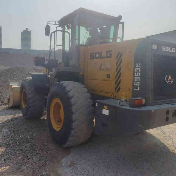 سلام عليكم 
شفل صيني الجي حجم 953 موديل 2015 ارقام وسنويه بصره تحويل سنويه جديده 
شفل جديد مشتغل ٢٦ الف ساعه تايراته بلاديه 
مامفتوح منه شي بلادي عالشركه 
مكاني البصره /***********
