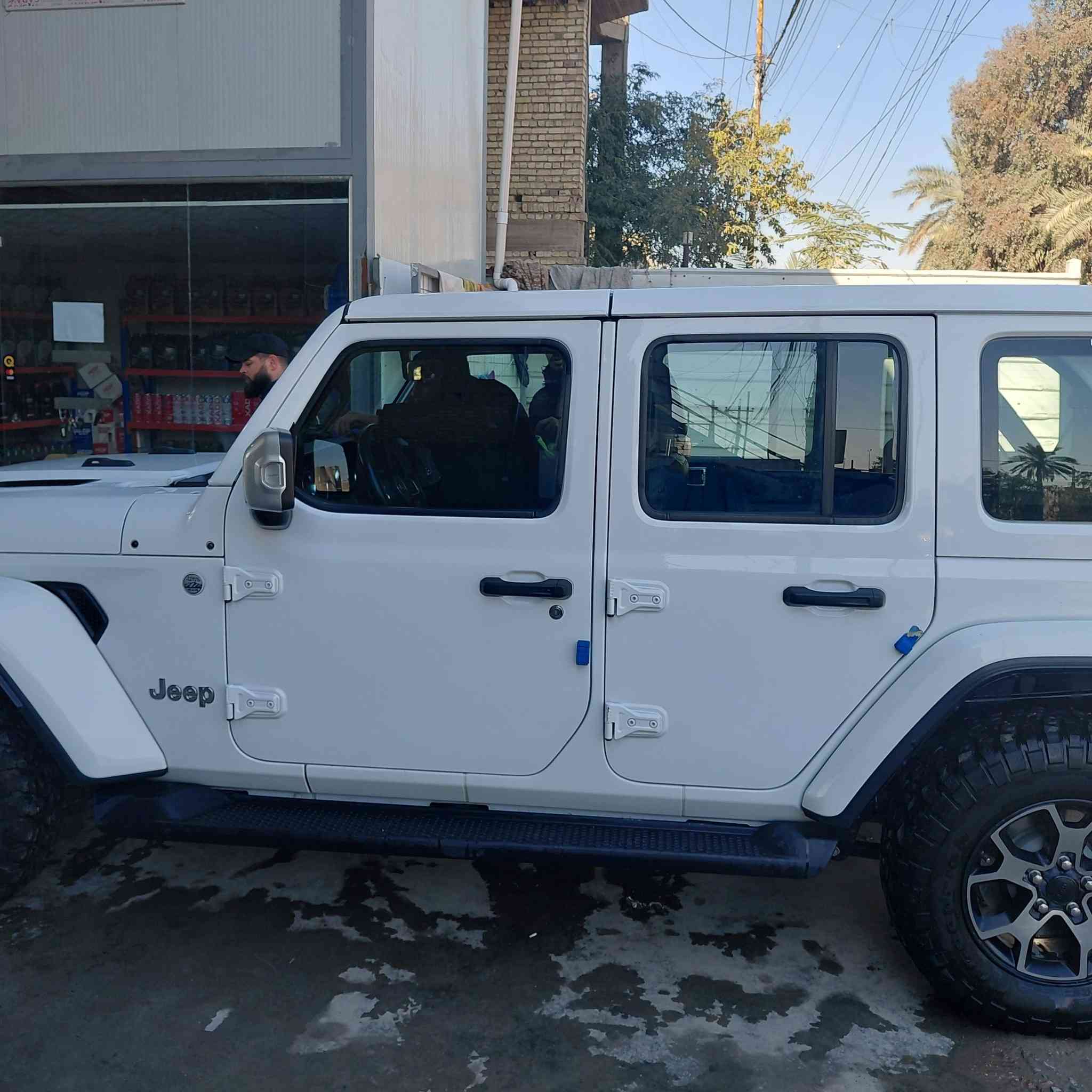 للبيع جيب رانكلر  موديل 21 لون ابيض رقم بغداد انكليزي بأسمي خليجي مكفولة من الحادث و الصبغ والتبديل عداد المسافة 41 الف قابل للزيادة محرك 4سلندر 2000 تيربو اقتصادي مع قوة بالعزم  سيارة كامل مواصفات  ، نظام تثبيت إلكتروني، دعم الطرق الوعرة Off‑Road+، عزم رباعي قابل للتحكم (Rock‑Trac/Rock Travel) كير اوتو شاشة وكامرة خلفية دوارة حساسات خلفية نقطة عمياء  الخروج من المسار فول تحكمات استيرن سستم صوت Alpine دمام خلفي  اشاير بالمري لايت زنون كشافات زنون قمارة فايبر ثلاث قطع كشنات جلد تدفئة كشنات وتدفئة استيرن شاشة كبيرة تدعم كاربلي بصمة تشغيل وابواب سيارة جاهزة تخم تاير جبلي مع تخم تاير عادي جديد سيارة استخدام منزلي قليل والسعر مناسب للاستفسار على الارقام علما غير متواجد على الفيس
*********** يوجد واتس اب 
***********
