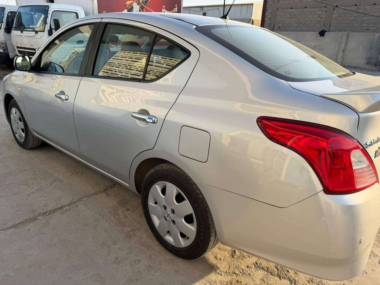 السيارة هندي اللبليته الزركة
سيارة جديدة وحلوه 
بيها جاملغ امامي مبدل وقبق الصندوق مبدلات وبيها رشات صبغ بالجاملغات الخلفية 
ذي قار حره بسمي تحويل ثاني يوم 
سبايدر وتحكمات وشاشه وكامرا وحساس وبلوجكتر 
السعر ١١٥ وبيها مجال 
جنح وتحكم وبلوجكتر
2023 حره شرط المداور 
***********
