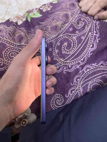 poco m6 pro سعره 130 
ذاكرة 512 بصمه بالشاشة شحن سريع 67 واط الجهاز مامفتوح وكلشي شغال بس عندك هاي النقطتين السود وخط لاماثر عالمس ولا يعلك مكاني بغداد الدورة رقمي ***********
