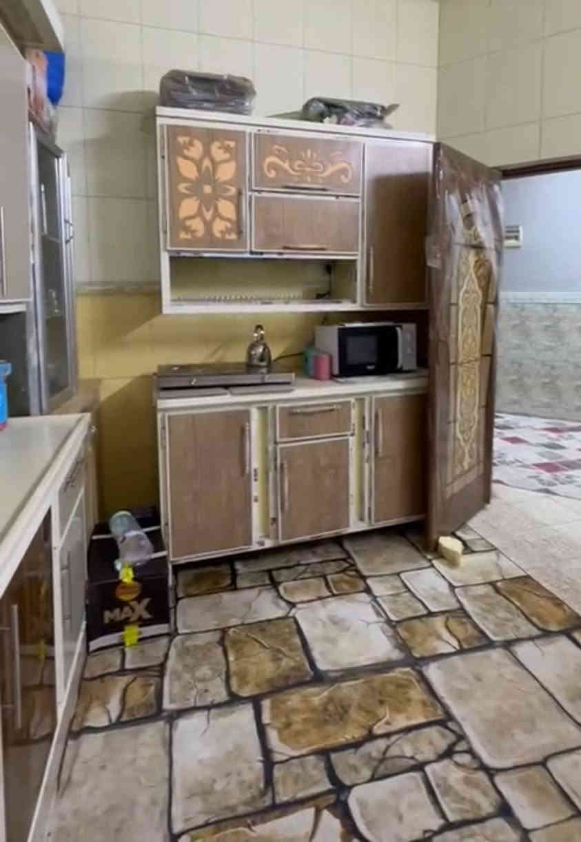 بيت للبيع التنومه شارع الاطفاء حي الغدير المساحه 150 غرفتين وديواني و مطبخ وصاله وصحيات  كونكريت مسلح  السعر 65 مع الاثاث قابل للتفاوض 
التواصل ***********
