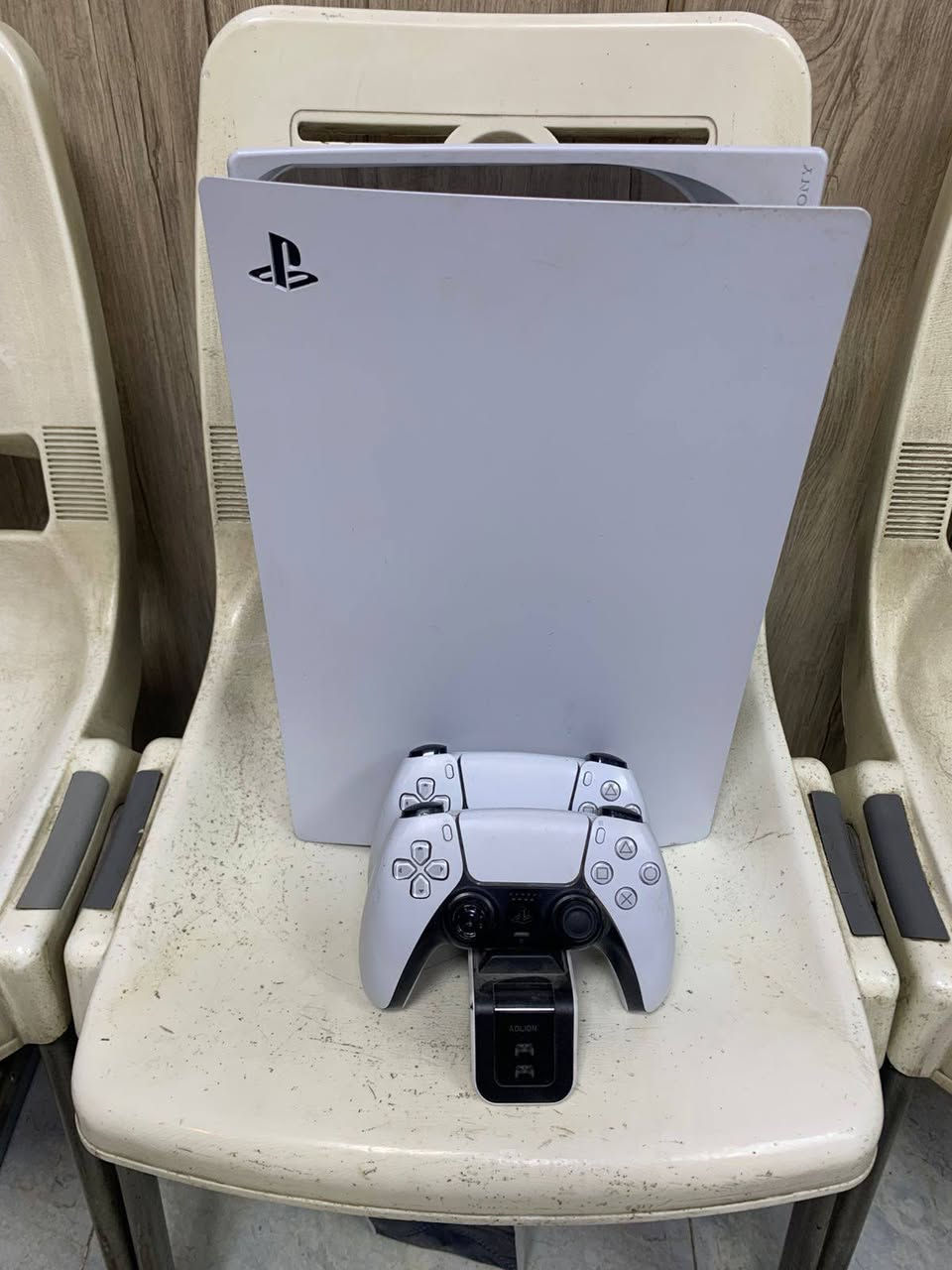 السلام عليكم بلاي 5 للبيع العدد الجوستكات اثنين قاعده شحن جوستك بلاي شرق اوسط الجهازجديد مستعمل قليل السعر 600 وبي مجال العنوان بغداد الشعب مقابيل جامع الشروفي رقم الهاتف *********** والجهاز بي حساب
