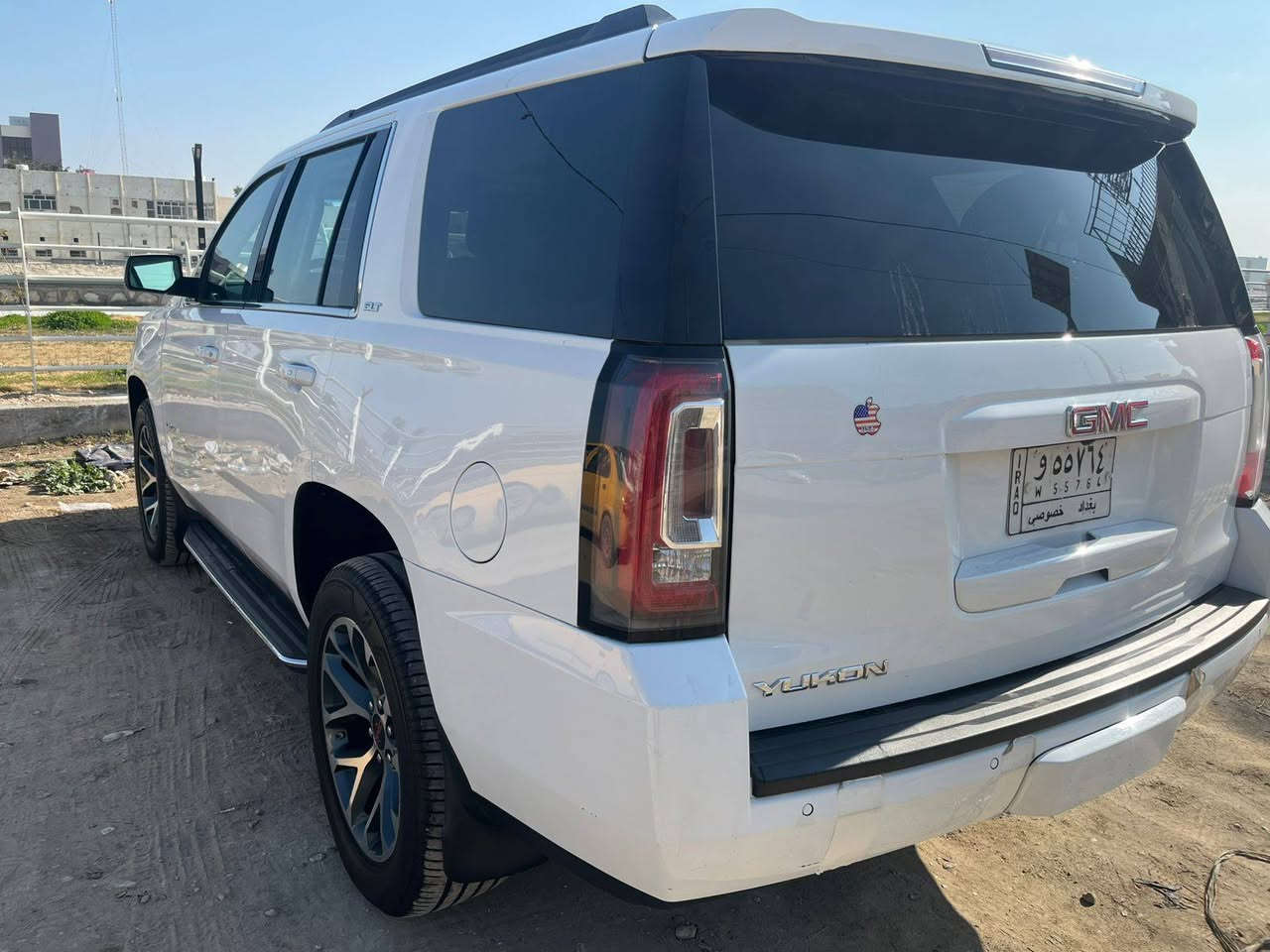 يوكن 2017 SLT
 فول جديدة وبلادية كلها وضع شركة كفالة من التبديل والصبغ فقط بارد موضح بالصورة حادث بالصور 

سيارة ماشية 48 كيلو (30 مايل)
 يعني بمشي سيارة موديل 24  
مال بيت ومضمومة  جديدة جدااااا 

فتحة / بصمة / ثلاجة /جنطة كهرباء / قاصة / مقاعد جلد كلها تدفئة وتبريد وكهرباء وخزن ميموري للسائق / شاشة / كشن هزاز / تحديد مسار / تشغيل عن بعد / حساسات امامي خلفي 

رقم بغداد تحويل مباشر 

السعر $350 
وبيها مجال 
او  مراوس بيوكن او تاهو 22 او 23  جديد وماشي قليل 

 مكان السيارة حلة

***********
