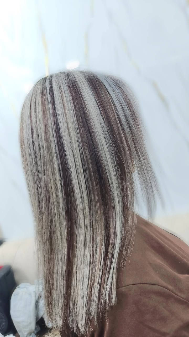 مساء الخير  حبايب
تخصيل سيلفون على شيب ومتعدد الالوان
الزبونه مأيسة تفاجأت بالتخصيل الي حسب طلبها
صالون ڪوافيرة جنى 🤍
العنوان.. 
بابل _المسيب_حي المعلمين الاولى _فرع مطعم المعموري *
للحجز خاص او الاتصال على الرقم واتساب ***********
أهلا بكم في أي وقت🌼🌼🤍
