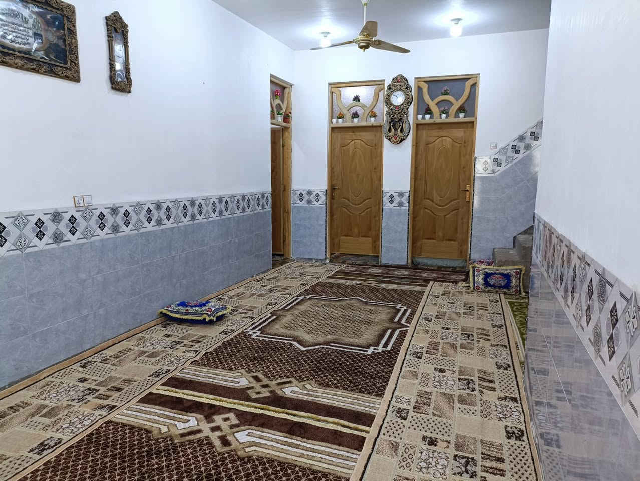 اللهم صل على محمد وآل محمد
بيت للبيع في قضاء الاحرار منطقة المزاك قرية الكم مساحة البيت 850 متر واجهه 22 متر النزال 35 يتكون البيت.. من 3 غرف نوم وصاله ومطبخ واستقبال.
إستقبال 7×4
غرفه نوم 6×4
غرفه نوم 5×4
غرفه نوم 4×4
هول صاله 9×4
مطبخ 5×4
البيت جاهز من كلشي ماعدا الأرضيه صب
الراغب بالشراء الاتصال على *********** _ ***********
