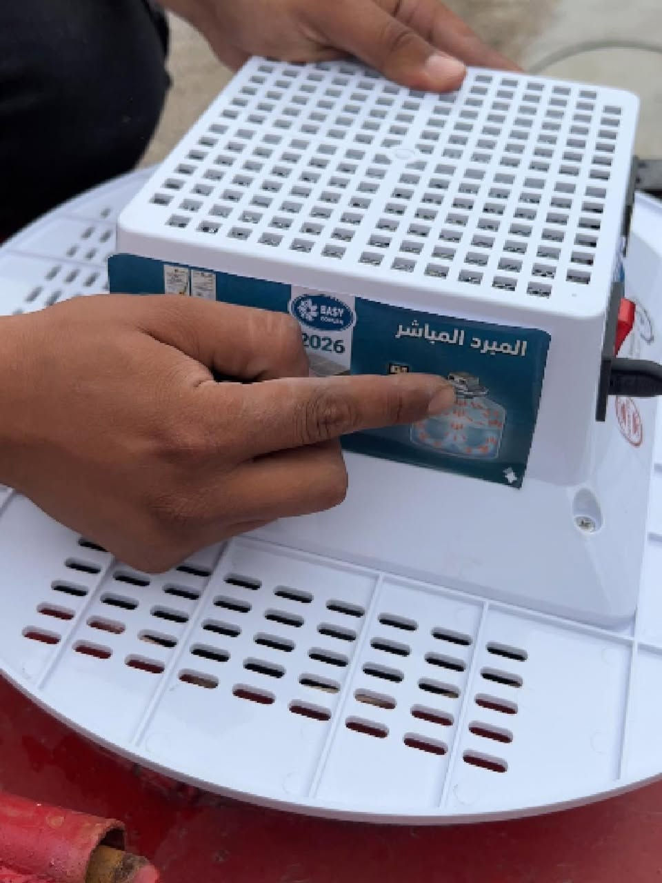 جهاز تبريد مياه الخزانات

الاستخدامات

جهاز Easy Cooler هو جهاز تبريد مبتكر يستخدم لتقليل درجة حرارة الماء وتوفير هواء بارد ومنعش في المناطق الحارة. يعتبر هذا الجهاز الحل الأمثل للاستخدام لخزانات المياه لانه يوفر تبريد سريع وفعال. يمكن استخدامه في المنازل، المكاتب، المحلات التجارية، وأماكن العمل.

المميزات

التصميم العصري:

جهاز تبريد Easy Cooler يتمتع بتصميم عصري مدمج، مناسب لجميع أنواع الخزانات.

الطاقة والكفاءة:

يعمل الجهاز بربع امبير فقط.

يعمل الجهاز باستخدام سلك كهربائي بقدرة تصل إلى 150 سم

مما يوفر سهولة في التحريك والتوصيل بالمقابس الكهربائية.

يتميز بكفاءة عالية في تبريد الهواء بسرعة.

مؤشر درجة الحرارة:

يحتوي الجهاز على شاشة رقمية لعرض درجة حرارة الماء بشكل دقيق، مما يساعد المستخدمين على متابعة درجة حرارة المياه المتدفقة.

سهولة الاستخدام:

يحتوي الجهاز على زر تشغيل وإيقاف يسهل تشغيله وإيقافه. كما يتمتع بتصميم مريح لضمان الاستخدام الطويل دون أي تعب أو مجهود.

مواد عالية الجودة:

الجهاز مصنوع من مواد بلاستيكية متينة وموثوقة (ABS)، مما يضمن عمرًا طويلاً وأداءً عاليًا.

محتويات الصندوق

جهاز تبريد Easy Cooler

سلك كهربائي ببطارية (طول 150 سم).

الملاحظات

يمكن تشغيل الجهاز في أي مكان مع توفر الكهرباء.

الجهاز مناسب للاستخدام مع الخزانات الكبيرة و الصغيرة التي تحتاج إلى تبريد الماء في الصيف.

تأكد من تنظيف الجهاز بانتظام لضمان أداء ممتاز.

تأكد من عدم غسل المنتج

القياسات:

الكارتون:

الطول: 50 سم  العرض: 50 سم  الارتفاع: 23 سم.

المنتج:

القطر: 46 سم  الارتفاع: 22 سم

طول سلك الكهرباء: 150 سم

طول سلك قياس درجة حرارة الماء: 90 سم


**إذا كنت صاحب هذا الإعلان وتريد حذفه لأي سبب، رجاءا أرسل رسالة إلى الدعم الفني**