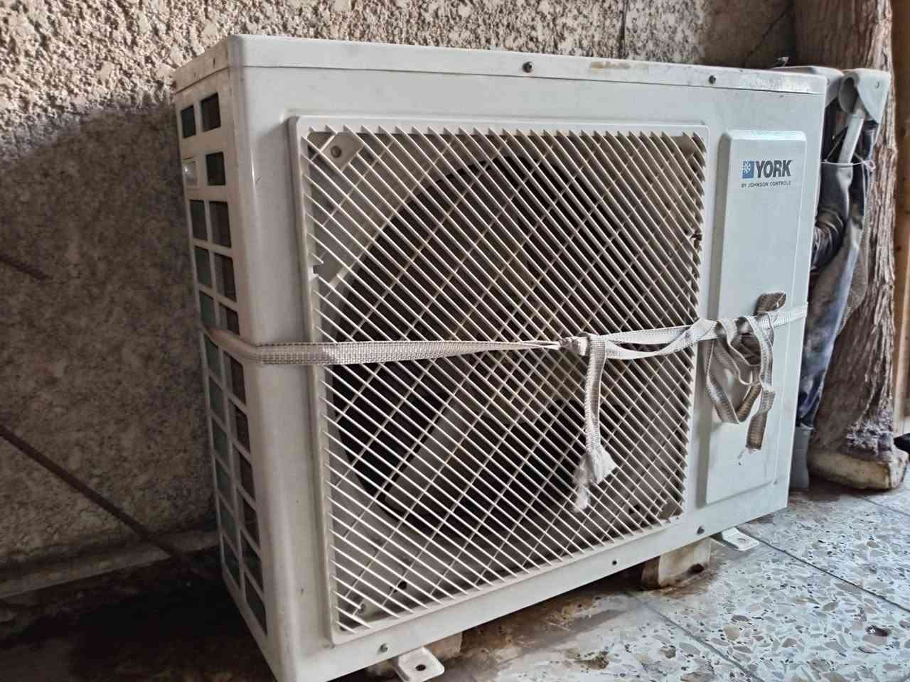 السلام عليكم
سبلت طن و نص شغال
القطعة الداخلية سامسونك و الخارجية يورك ع الفحص كاملة الملحقات
 مكانها المشتل  السعر ٣٥٠ الف و بيها مجال بسيط
***********
