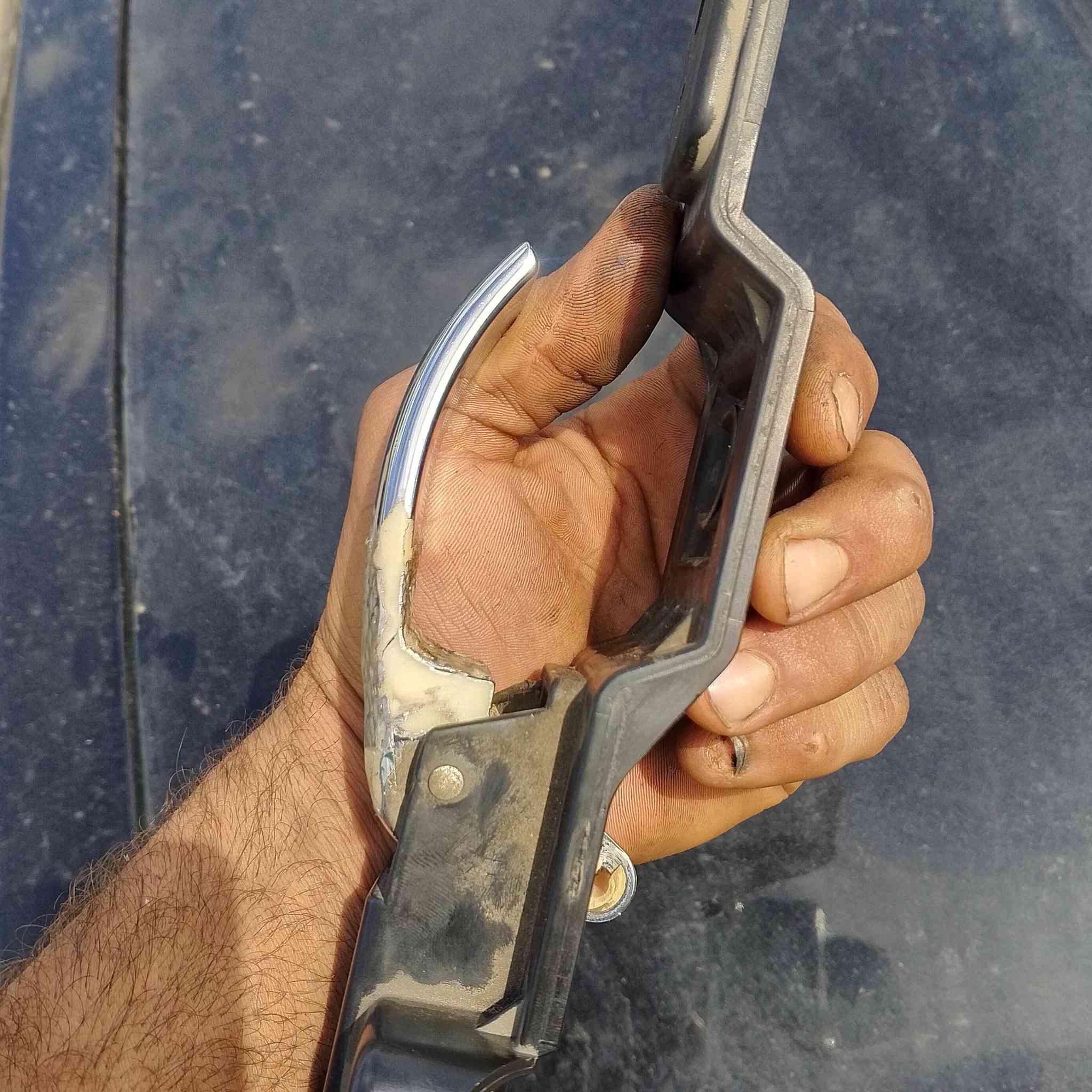 يده باب داخليه جالنجر موديل 14/8
اليده مال باب الداخيه نكسرت عندي و دورت ومالكيت وكالو غاليه... تركتها  

رحت يم عدنان العكيلي  ابو الفايبر گلاس وكال بسيطه هاي ارجعها اقوه من الشركه ورجعت وكدامكم الصور تحكم الشغل والترتيب وشعدك دعاميه مكسره طايره وصله متفيد محتركه لو هم يشتغلها ويرجعها شركه واسعاره  مناسبه
طبعن و الاخ Murtatha Tahseen كال جيبها اصبغها الك 
وماقصرو 

مكان. بغداد مقابل مرور الحسينيه 
‏‪***********‬‏
