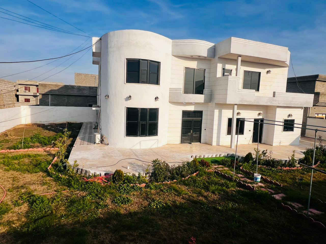 السلام عليكم بيت للبيع المساحه 1000 متر بيت طابقين سقوف +سيراميك 6غرف +ربعه11 متر +مطبخ+صاله صحيات داخليه وخارجية المكان العلم قرب روتانا الاستفسار ***********//***********
