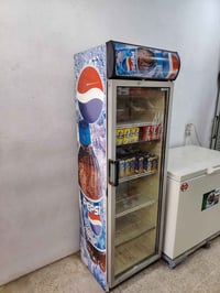 ثلاجة عرض • عارضة مشروبات • مساحة زجاجات