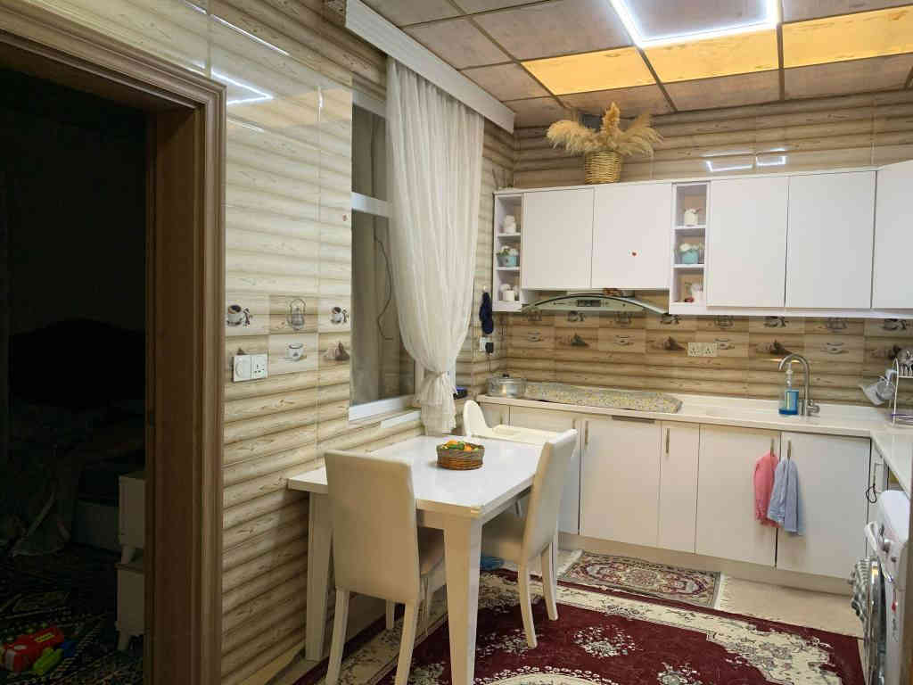 خانوو لە گەڕەکی ناوگردان سەر شەقامی 100مەتری نزیک پردی تانجەرۆ
ڕووبەری 110م 10 بە 11 نرخی 260 وەرەقە
خانووەکە پێکهاتووە لە 
2 نووستن
هۆڵێکی گەورە
مەتبەخ
مشتەمەلات
گەراجێکی دفن
هەورەبان
*********** السليمانية, العراق
