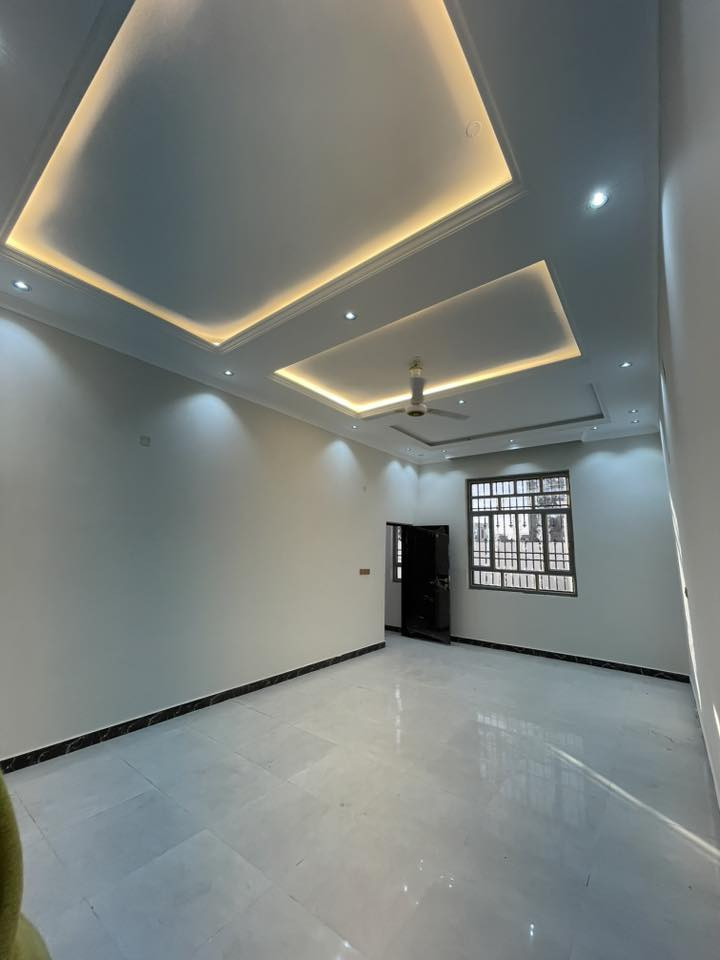 بيت للبيع 🏡طابقين( سعر مناسب)ابو البيت شويه مسعجل على بيعه مالته 🏡
***********
 سعر مناسب لا يفوتكم 
المساحه200متر متوفر بيعه جميع الخدمات
ماء كهرباء تبليط ولبيت على شارع نفسه مو فرعي 
طابقين 4غرف صاله عدد2  استقبال مطبخ  مجمع صحيات داخليه او خارجيه حديقه كراج كبير مناور موقعه حلو التنومه الصالحيه قرب مدرسه ريف الزاهر
على شارع 10متر 
سعر مناسب اتصل او راسلني بيت جديد 
👇لايفوتكم 👇
