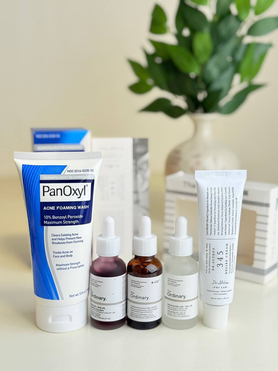 عرض التصفيه  والنظارة والترطيب🔥

 غسول رغوي للوجه والجسم لعلاج حب الشباب، يحتوي على 10% بنزويل بيروكسيد، وهو مصمم لتنظيف البشرة وعلاج حب الشباب الموجود ومنع ظهور حبوب جديدة. 
Dr. Althea 345 Relief Cream: كريم مرطب ومهدئ مصمم لإصلاح حاجز البشرة، ويحتوي على مكونات مثل النياسيناميد والبانثينول ومستخلص الصبار لتهدئة وترطيب وتقليل الشوائب. 
The Ordinary AHA 30% + BHA 2% Peeling Solution: محلول تقشير يحتوي على أحماض ألفا هيدروكسي (AHA) وبيتا هيدروكسي (BHA) لتقشير البشرة وتحسين ملمسها ومظهرها. 
The Ordinary Niacinamide 10% + Zinc 1%: سيروم يحتوي على النياسيناميد والزنك، ويُستخدم لتقليل ظهور المسام والتحكم في إفراز الزيوت وتقليل الالتهاب. 
The Ordinary Caffeine Solution 5% + EGCG: سيروم يحتوي على الكافيين و EGCG (مضاد للأكسدة)، ويُستخدم لتقليل ظهور الهالات السوداء والانتفاخ حول العينين.

للاستفسار والحجز مراسله خاص 
#كوزمتك #مكياج #مكياجي #صالون #اكسبلور #اكسبلور_العراق


**إذا كنت صاحب هذا الإعلان وتريد حذفه لأي سبب، رجاءا أرسل رسالة إلى الدعم الفني**