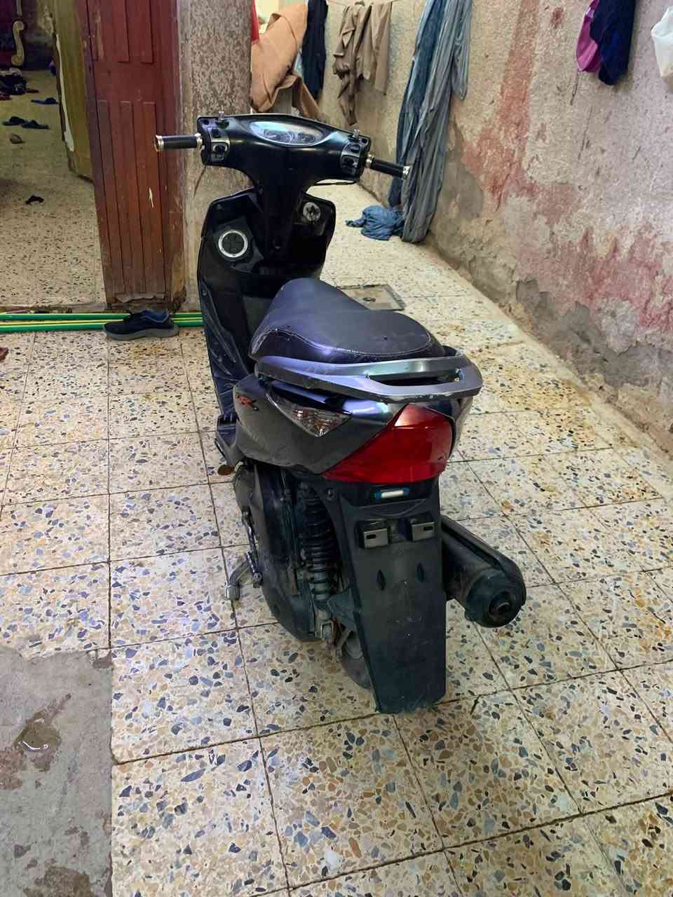 ثعلب نوزل محور كابريتر
دراجة كلشي شغال بيها دبلات كهربائيات 
كامت صار بيها خيط تركتها يومين اشغل بيها ما تشتغل
ناقصها تجفيت تجي تحمل وتروح سعر ٢٧٥
مكاني حي اور رقم  واتساب ***********
