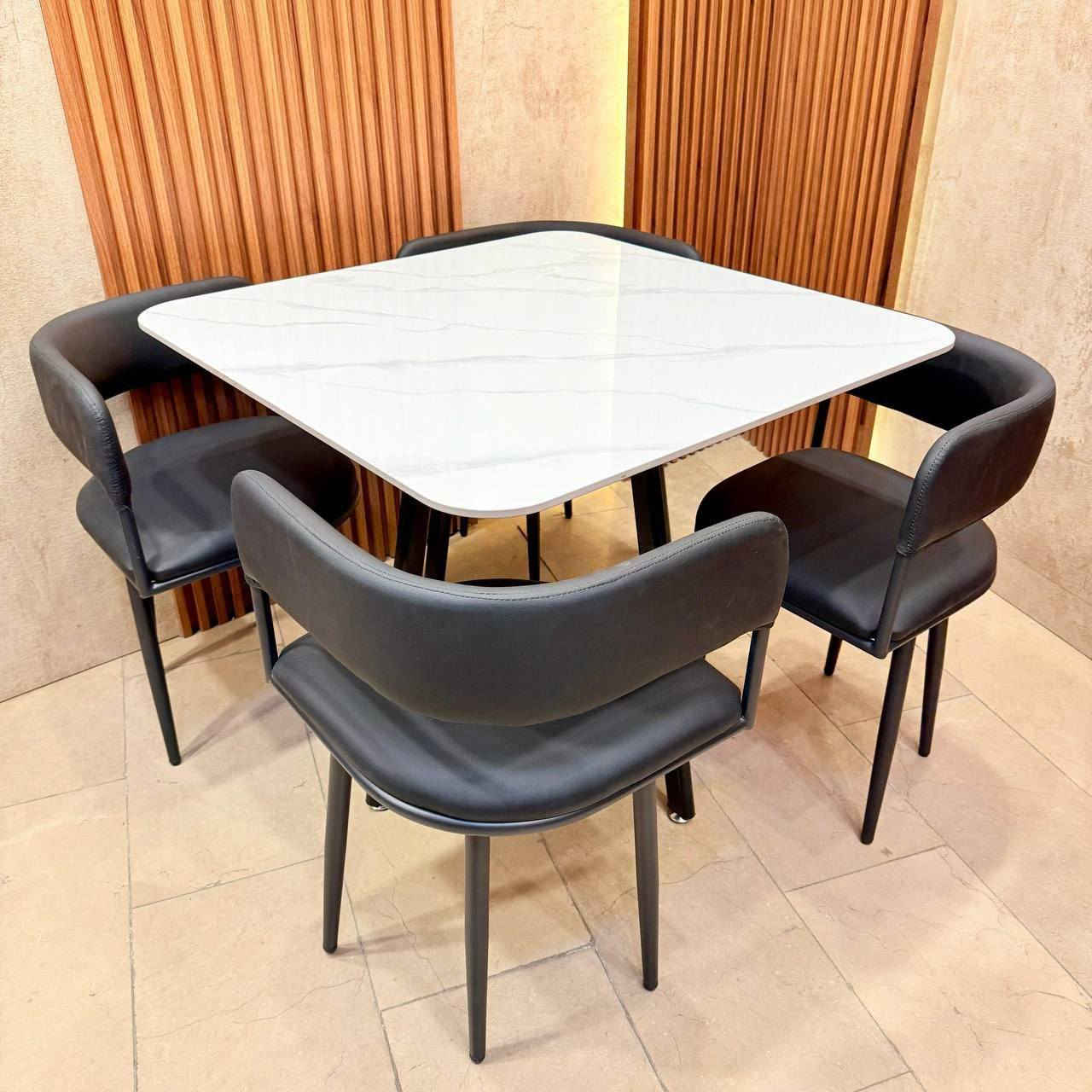 ميز طعام 4 كرسي سطح رخام مزجج 
قياس الطاوله 90 *90 سم مربع 
كراسي هيكل حديد دوشمه جلد 
يتحمل اوزان ثقيله 
#توصيل_جميع_محافظات_العراق


**إذا كنت صاحب هذا الإعلان وتريد حذفه لأي سبب، رجاءا أرسل رسالة إلى الدعم الفني**