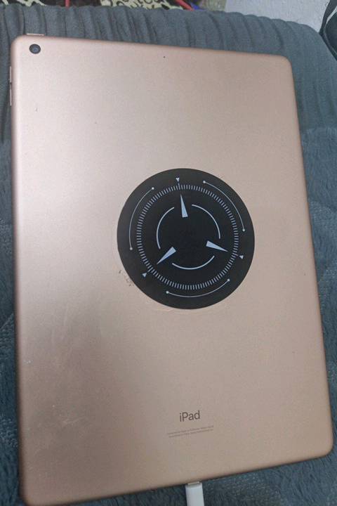 آيباد مستعمل بحالة جيدة مع ملصق خلفي. الشاشة تعمل بشكل ممتاز ويأتي جاهز للاستخدام. تصميم أنيق ويمتاز بسهولة الاستخدام.
