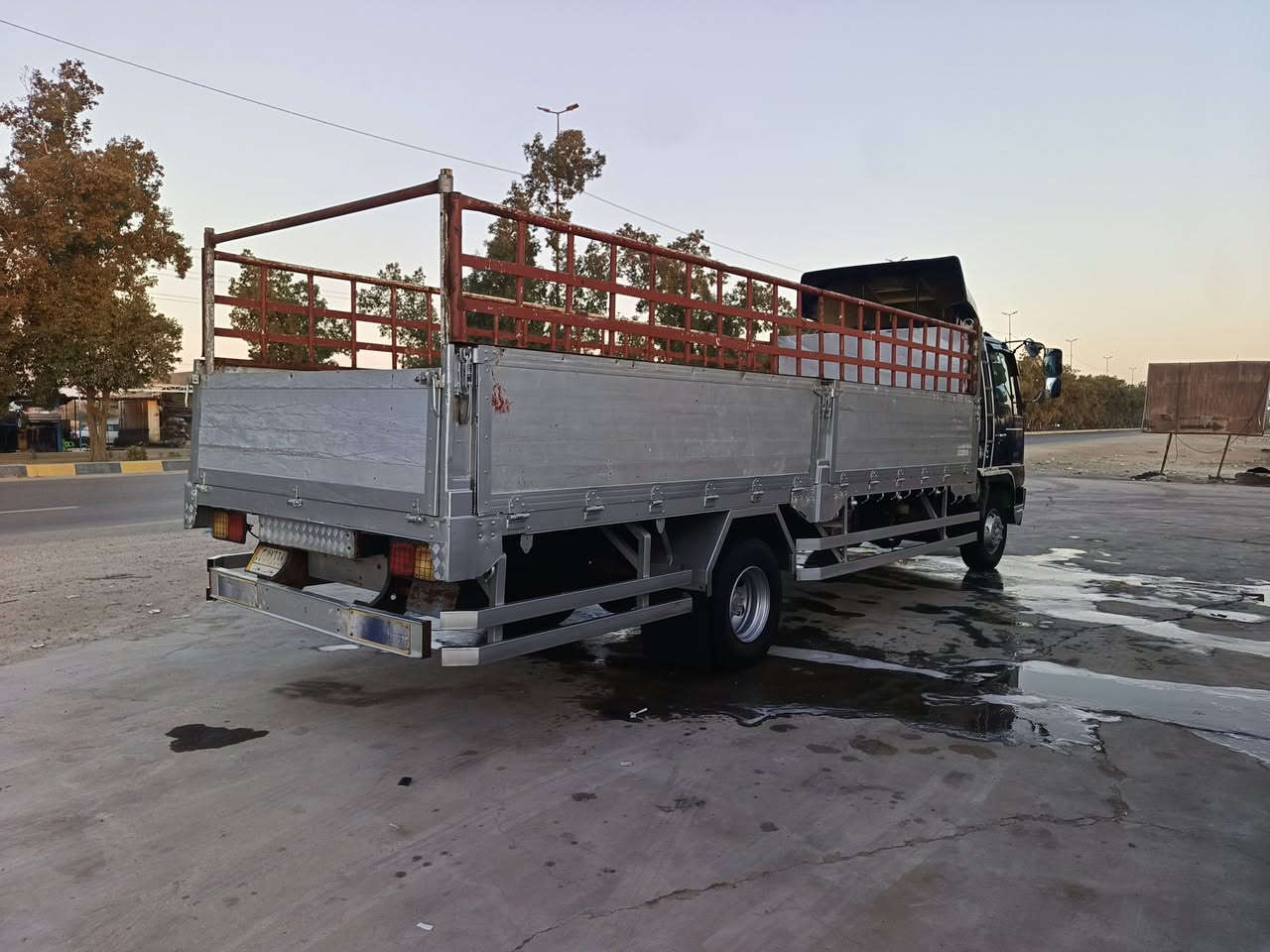 السلام عليكم هينو طيره سته وربع بلاد رقم بغداد انكليزي مكينه 70عادي حاويه سياره جديده حداديه فول مكان حله موبايل *********** ***********0
