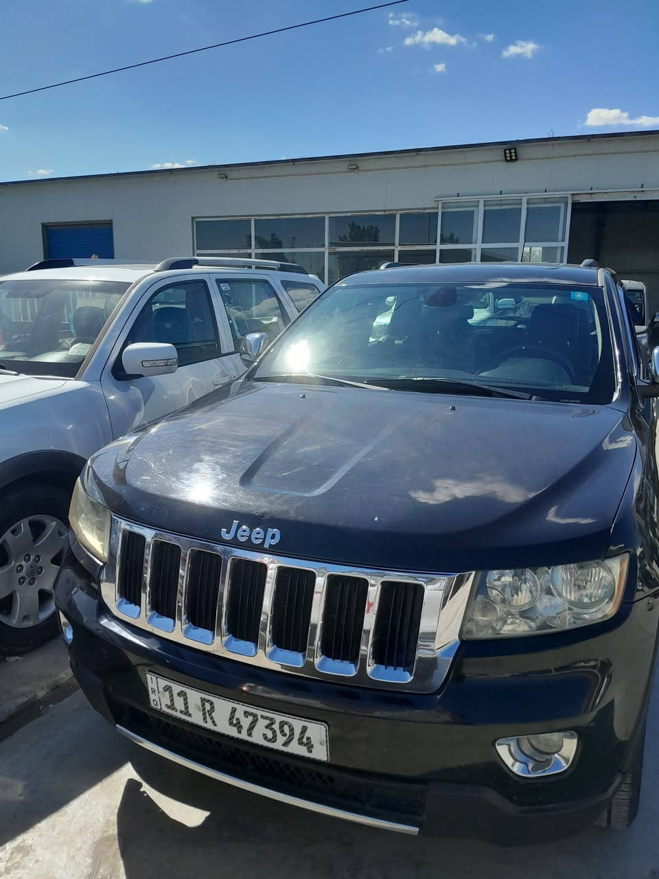 سلام عليكم جيب شيروكي لاريدو وارد امريكي موديل ٢٠١٣ فول موصفات لمتده مواصفات السياره فورويل بنو راما كشنات جلد كهربائي وتدفئة كشنات مكينة جديده وكير خير من الله حدادية امامية وخلفية جديده تخم تاير وباتري جديد كهربائيات كلها شغالة على وضع الشركة منضومة تبريد جديده وصور الحادث موضح في المنشور سعر السياره ١٧٠$ وبيها مجال مكان السياره الحسينية الراشدية شارع المرور رقم الهاتف ***********
