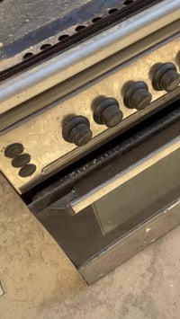 طباخ شغال العيون شغالات والفرن شغال طباخ كامل اغراضه ويا صواني وسيبايه...