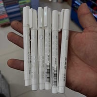 قلم ماركر أبيض معدني ،  من ماركة CHOSCHمما يسمح بخطوط دقيقة وعريضة. تُ...