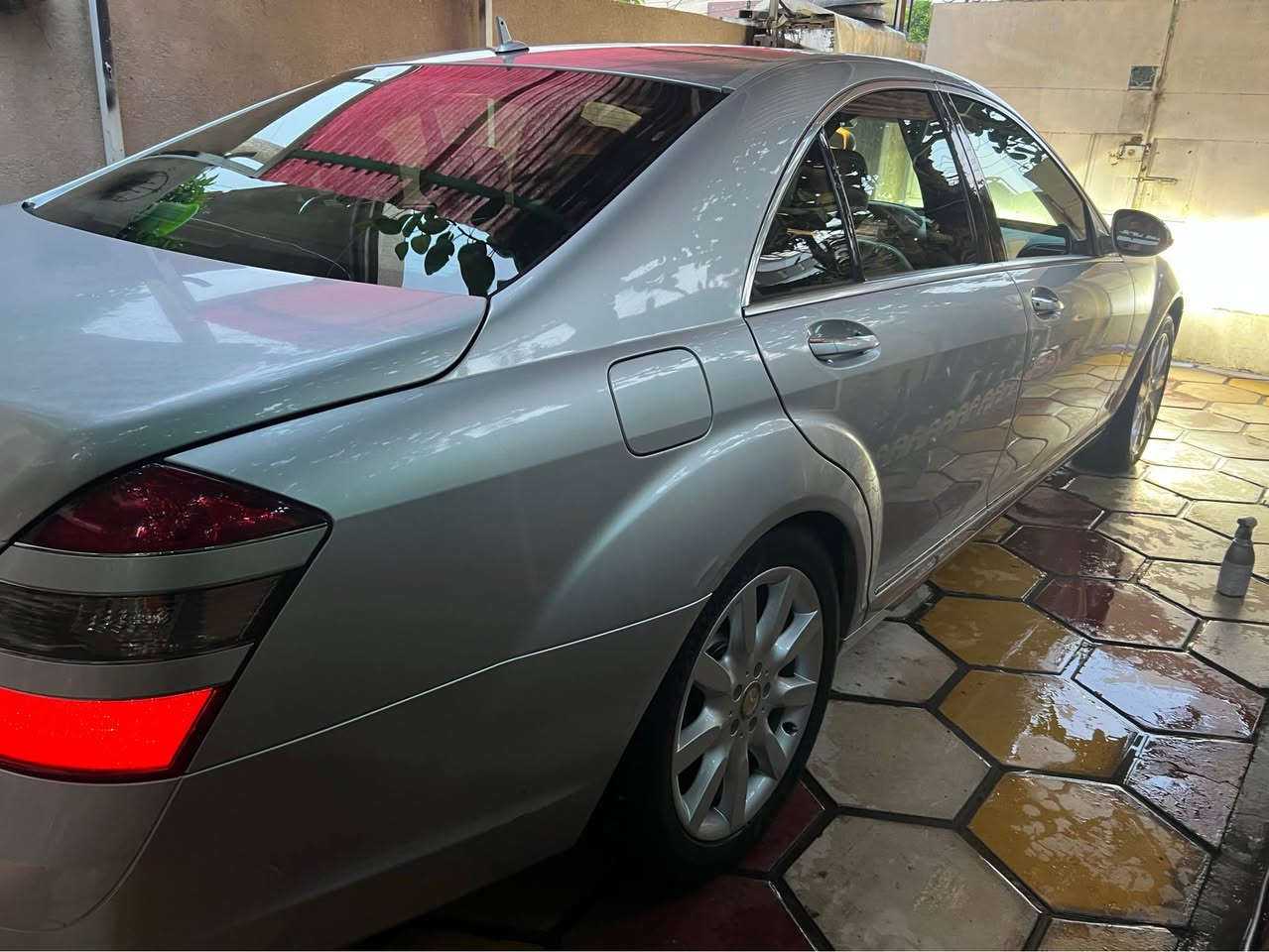 Mercedes S350 2006  للبيع او مراوس 
وارد ياباني مكفوله من الضرر
صبغ هلال الجاملغ الخلفي فقط
محرك و كير ما مفتوح شرط الفحص
المواصفات 
- محرك v6 عقل الفوك المرغوب
- فتحة سقف SlideRoof
- داخل اسود كلش نظيف
- كشنات جلد + خزن Memory
- كشنات كهرباء امامي
- شاشة وسائط + كاميرا خلفية
- مري شفط / اشارة بالمري
- ماوس تحكم + تحكمات ستيرن
- حساسات اصطفاف امامي / خلفي
- سيدي جينجر 6 اقراص
- ستيرن كهرباء و تدفئة
- تبريد منفصل
- لايتات داينمك اوتو Dynamic 
- برده خلفية
رقم بصرة انكليزي الجديد تحويل مباشر بأسمي
السعر 175 و بيه مجال بسيط
السيارة كل شي بيها بلادي و كل اوبشناتها شغاله
تايرات جدد شادها 
مسويلها ادامه سيرفس كامل
مكان السيارة بغداد البلديات قرب الأمن العامة
*********** بي واتساب بغداد, العراق
