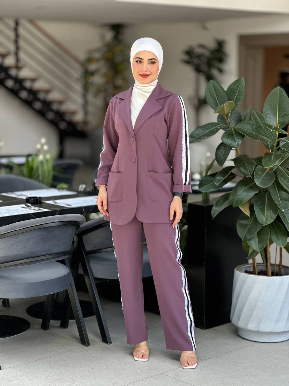 القياس مضبوط و مريح 🤍

قطعتين جاكيت و بنطرون

طول الستره ٨٠ سم


**إذا كنت صاحب هذا الإعلان وتريد حذفه لأي سبب، رجاءا أرسل رسالة إلى الدعم الفني**