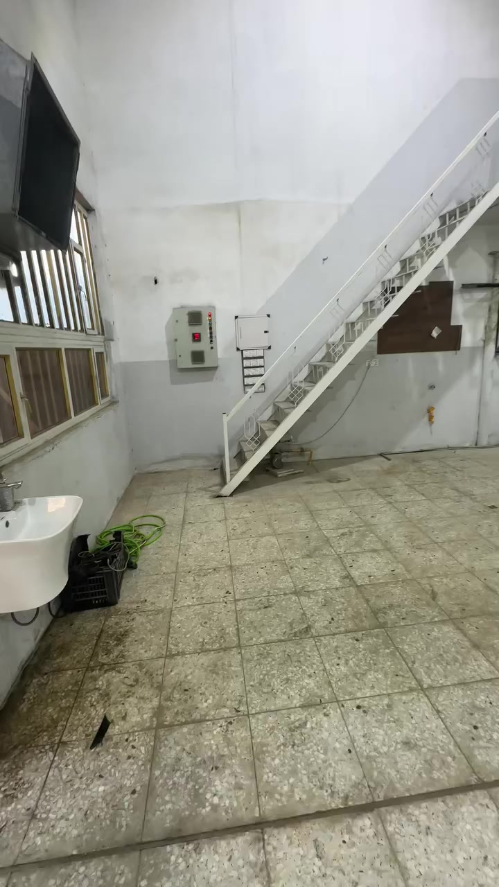 قاعه كبيره متكون من 5 محلات واني فتحهن علاخ لليجار طبقين يصلح ان يكون  مخزن او معمل العنوان البلديات قرب المرور .. غير متواجد على الفيس *********** ......
