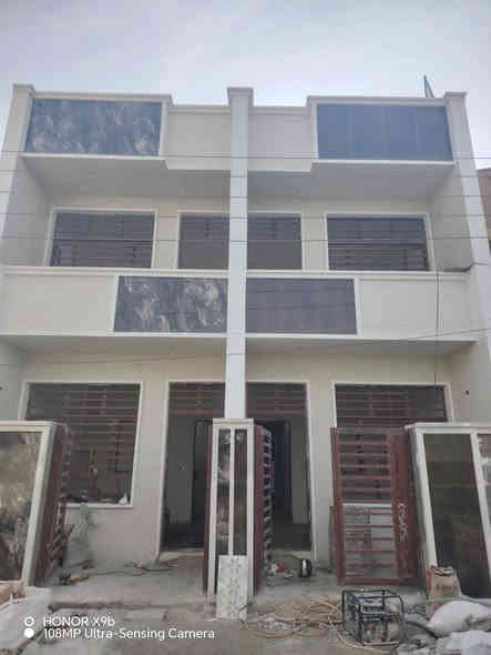 مشتملات مساحه 75 متر 
طابو ملك صرف 

بناء حديث  
استقبال 
وصاله 
ومطبخ 
و2 غرف نوم 
 
وخدمات جوه 

البيت ماناقصه شي 
كله كامل 

منطقه الانتصار مقابيل مستشفى حماد شهاب 
التصنيع قرب الملعب
***********سيدحيدر
*********** سيد حسين
