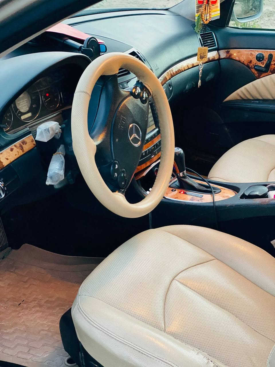 مرسيدس w211 2007 e350
افنكارد وارد امريكي مصبوغه عام  سياره جاهزه فول كهرباء تبريد تدفئه  ماشيه 242الف

للبع او مراوس للاستفسار الاتصال على الرقم ***********
