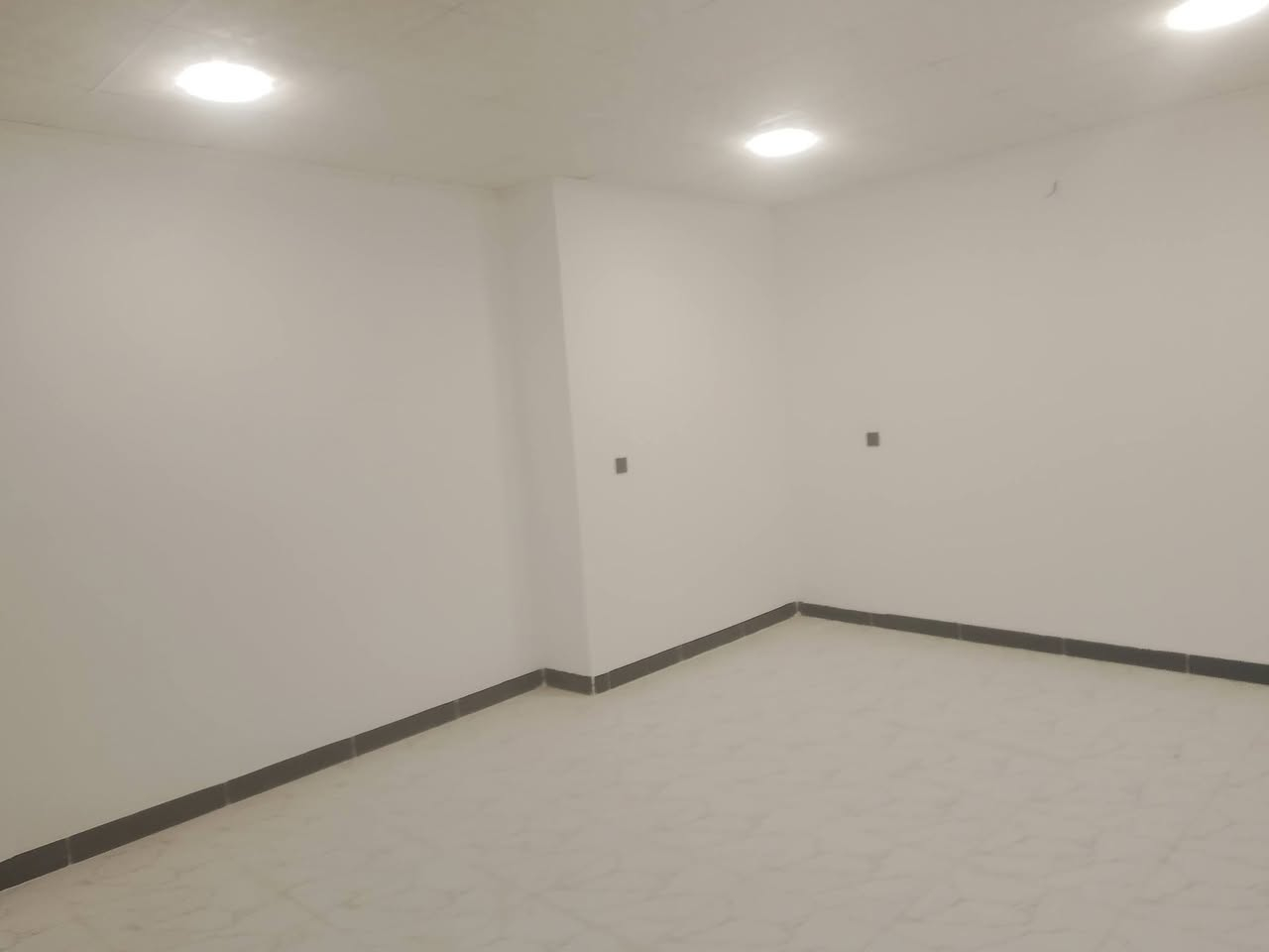 بيت للبيع توله فروش مقابيل حي تاميم مساحه140متر مربع بناء طابقين نوع العقار(زراعي) عدد غرف نوم3
استقبال مطبخ حاربارد حمام صحيات 2
ماء 2خطوط كيزر + 2تانكيات بلاستك  +كاونتر +2سبالت ضمن البيت السعر44مليون وبي مجال رقم الهاتف***********واتساب
