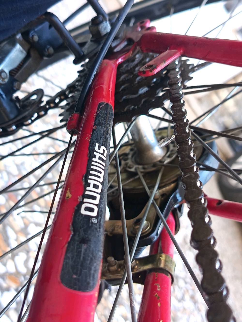 باسكل أحمر اللون بحالة جيدة من نوع "Southernport". يتميز بداينامو من نوع "Sanyo" ومبدل سرعات من "Shimano"، مما يعني ركوباً سلساً ومريحاً. مناسب للتنقل في المدينة والاستمتاع بالجولات الطويلة. متوفر للبيع بسعر مناسب.