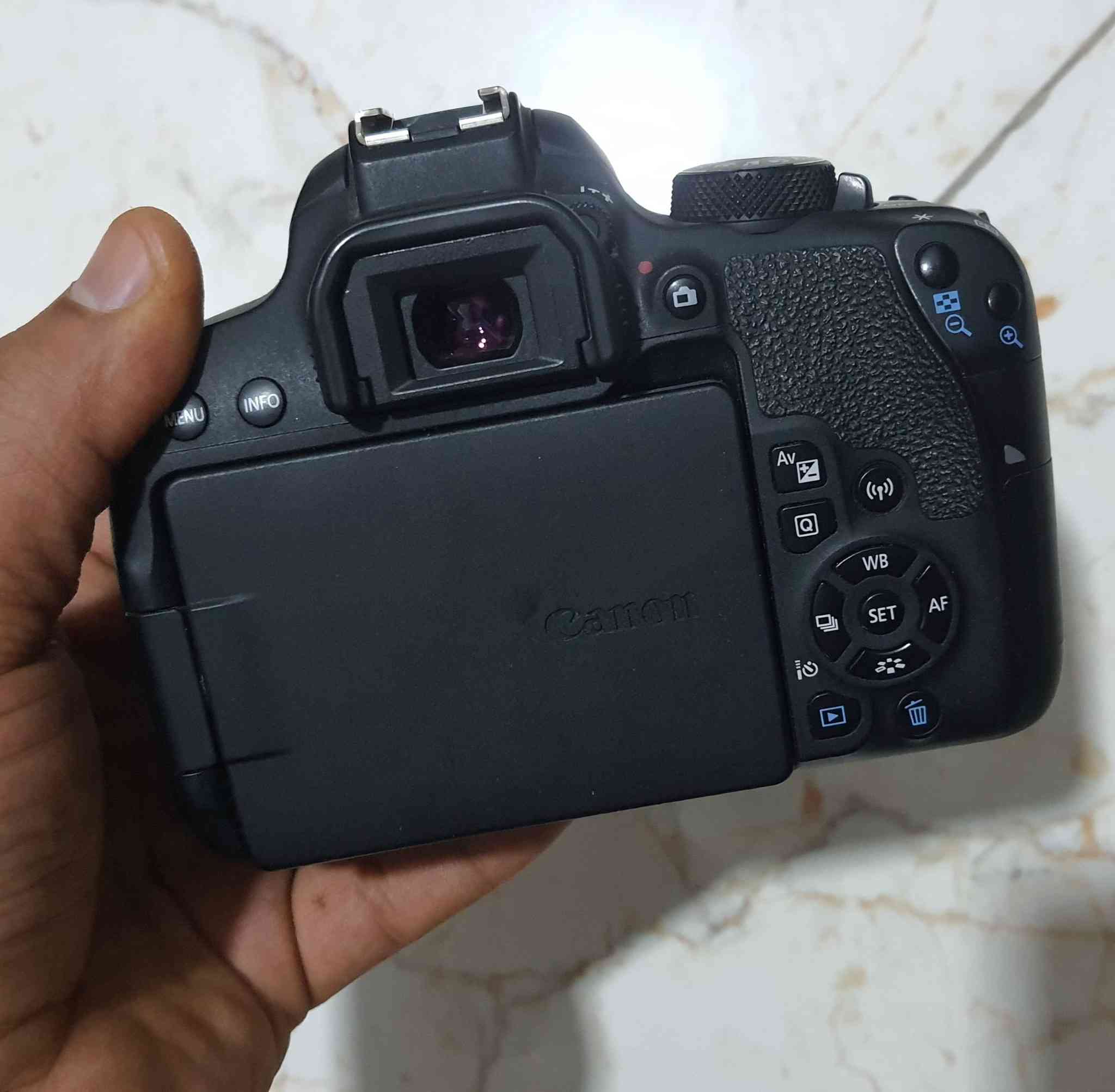 بكج احترافي كامل لصناع المحتوى (Canon 800D) - للبيع أو المراوس بـ R10
​المواصفات:
​كاميرا كانون 800D نظيفة جداً (شاشة لمس، فوكس سينمائي Dual Pixel).
​عدسة 18-135mm الشاملة (تصلح لكل أنواع التصوير).
​مايك بويا وايرلس BOYA BY-WM8 PRO (صوت صافي جداً للفيديو).
​بطاريتين وشواحن أصلية + رام 32GB سريع.
فلاتر CPL + UV متغير رنك 58 ملم
​الحالة: العدة بحالة الوكالة، ما ماشية شتر هواي، ومثالية جداً للي يريد يبدأ يوتيوب أو تصوير إعلانات.
السعر : 1.150.000 
المراوس: متاح المراوس فقط مع Canon R10


**إذا كنت صاحب هذا الإعلان وتريد حذفه لأي سبب، رجاءا أرسل رسالة إلى الدعم الفني**