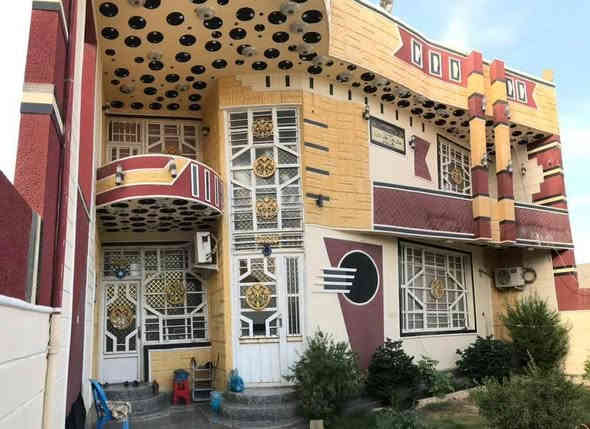 سلام عليكم دار للبيع مع اثاثها تحتوي على 6 غرف نوم موثثه ومكيفه مساحه دار 300 مع الاثاث 
نو دار طابو صرف.. يوجد بر انترنيت في صطح لبيت 
عرض شارع  11 متر مكان دار العطشي خلف مستشفئ الحسنيه العام سعر الدار 260 .رقم الهاتف ***********
