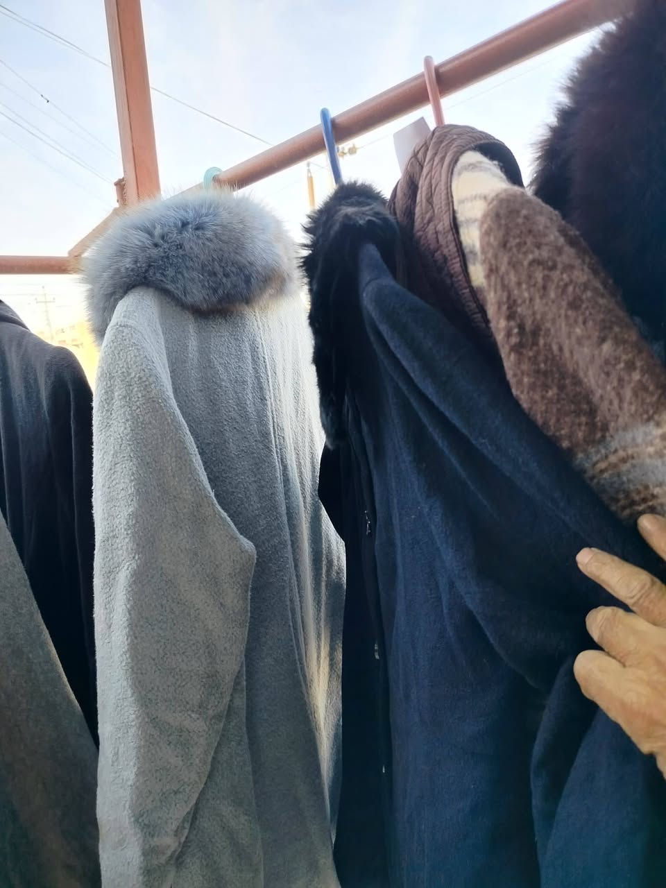 السلام عليكم
يوجد كسر جديد 
كوت نسائي كريمة 
وترواكة رجالي 
بجامة رجالي وولادي 
مع ترواكة وبديات 
رجالي شبابي ولادي 
ونسائي 
وباسعار مناسبة 
جداً جداً 
البيع صباحاً ومساءآ

العنوان حي النداء 
قرب صيدلية الفصول الأربعة 
***********
