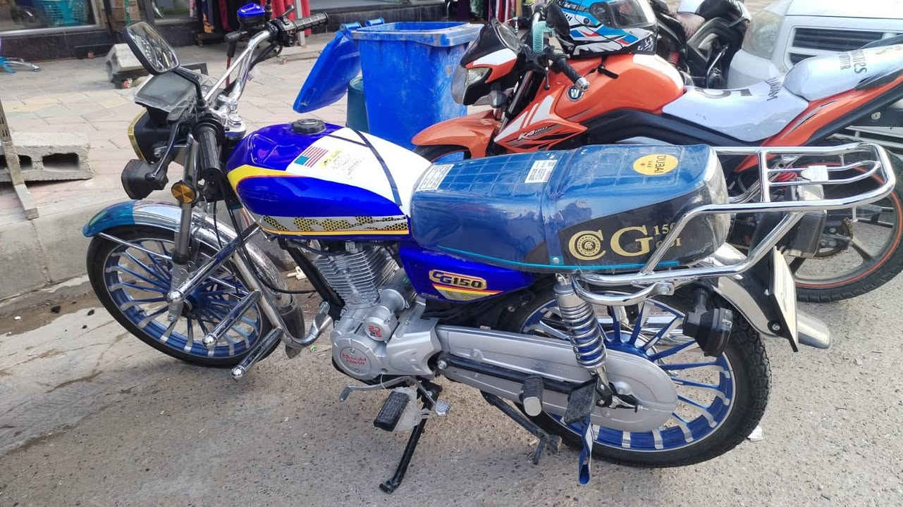 للبيع ماطور  (ايراني ) G150 معدل ونظيف 🔥
ماطور G150 بتعديل أنيق وجاهز للركوب:

• ألوان جذابة: أزرق وأصفر بتصميم ملفت على التانكي والجوانب.
• سبايك ألمنيوم أزرق وفضي مع ديسك أمامي “Pakhan” قوي وثابت.
• محرك نظيف جداً، شغال بدون مشاكل.
• كرسي مغلف جديد، الماطور شبه جديد.
• شوكات مزدوجة خلفية لثبات إضافي.
• رف كروم خلفي لتحميل الأغراض أو صندوق.

📍 الموقع: الانبار -الرمادي -التاميم
📞 للجادين في الشراء فقط، التواصل على الخاص أو الرقم:
              [***********]
